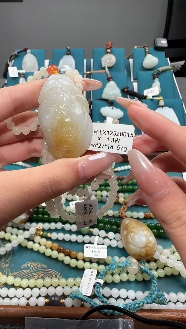 颈饰未镶嵌和田玉吊坠 LX