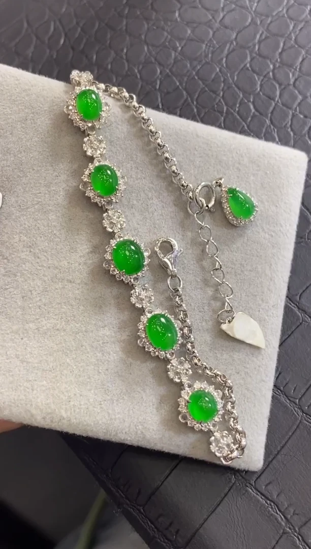 颈饰18K金镶嵌翡翠收到货48小时鉴赏期（超时不退不换）