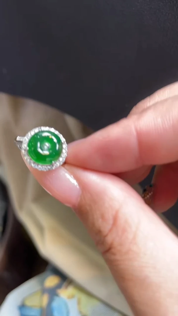 翡翠未镶嵌颈饰      *70