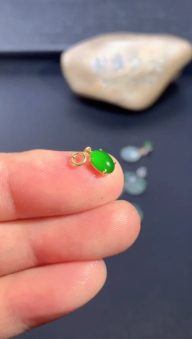 颈饰18K金镶嵌翡翠