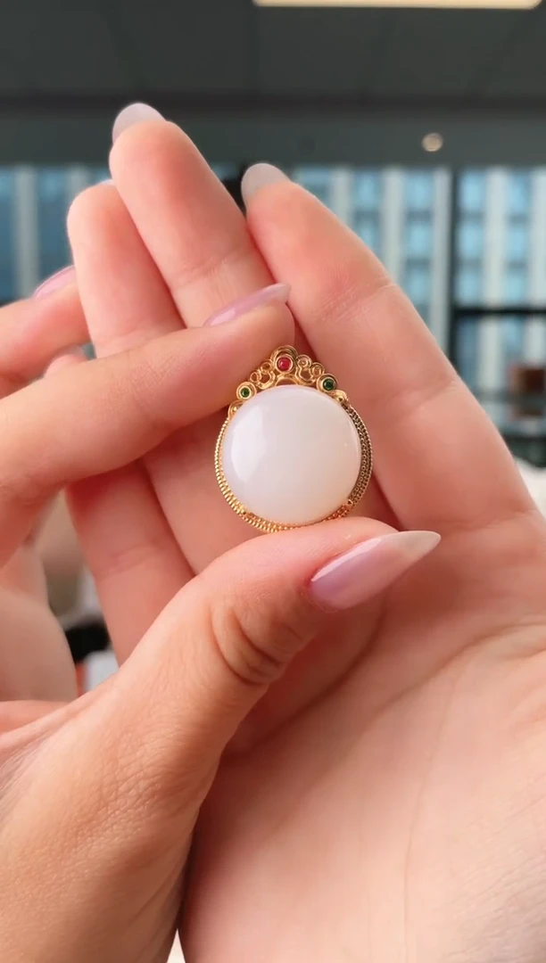 颈饰18K金镶嵌和田玉蛋面吊坠 多样性发其一