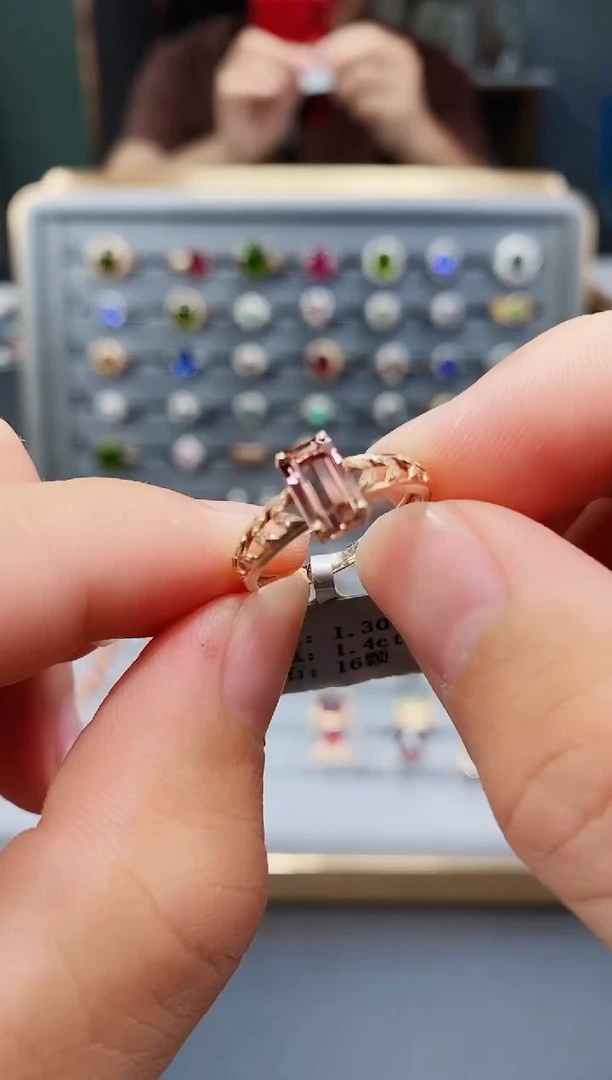 18K金镶嵌戒指碧玺1.4..