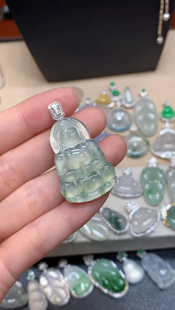 颈饰18K金镶嵌翡翠观音【无服务费