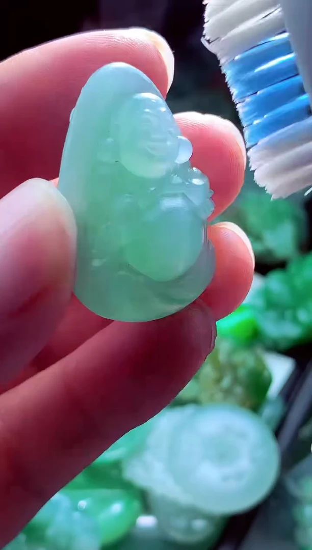 未镶嵌定制翡翠平***?翡翠毛货定制