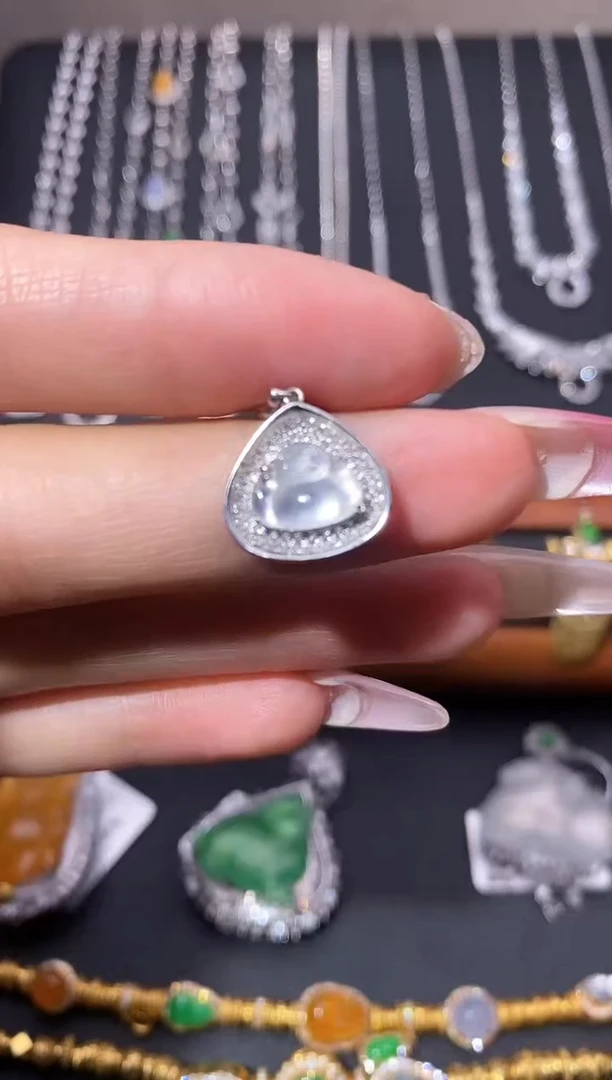 颈饰18K金镶嵌翡翠吊坠