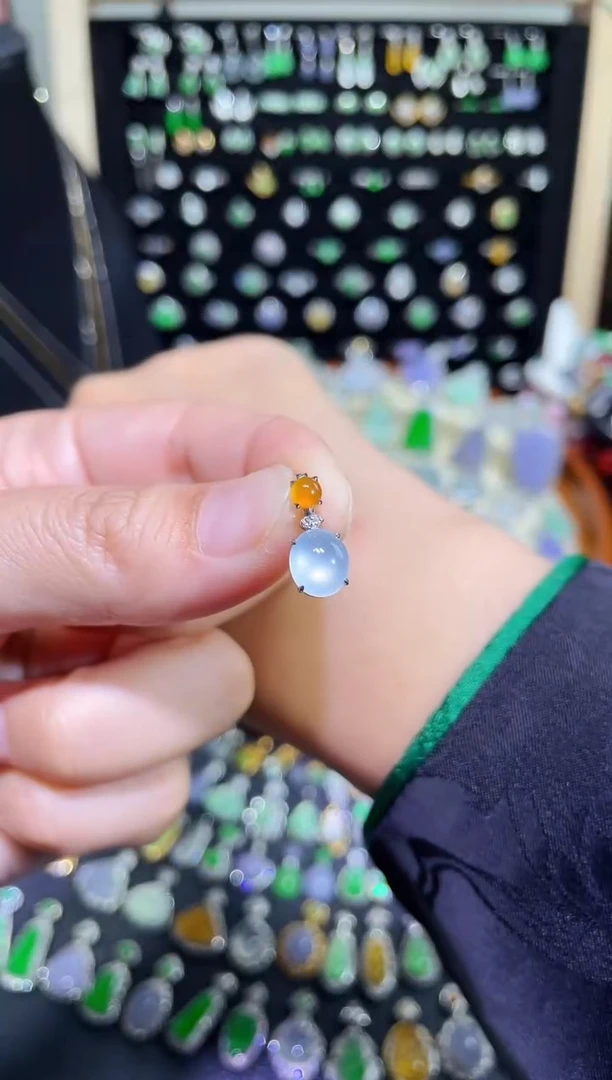 颈饰18K金镶嵌翡翠玻璃种小蛋面吊坠