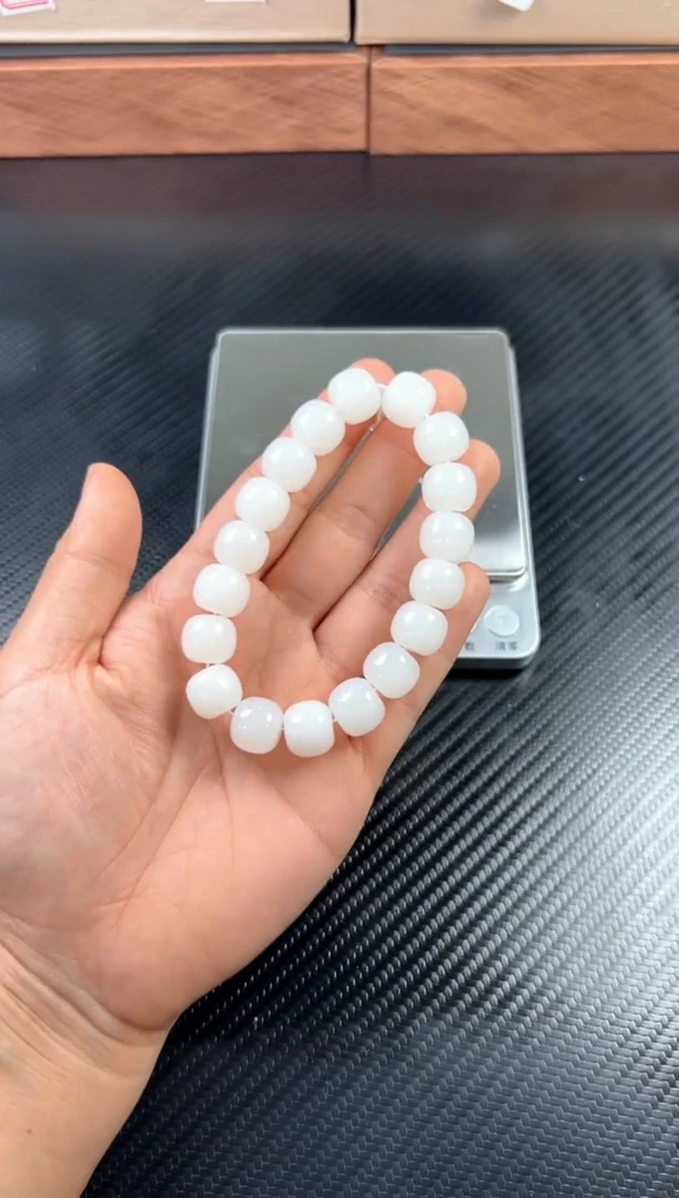 未镶嵌手串和田玉天泰微色差卡11*12 kj