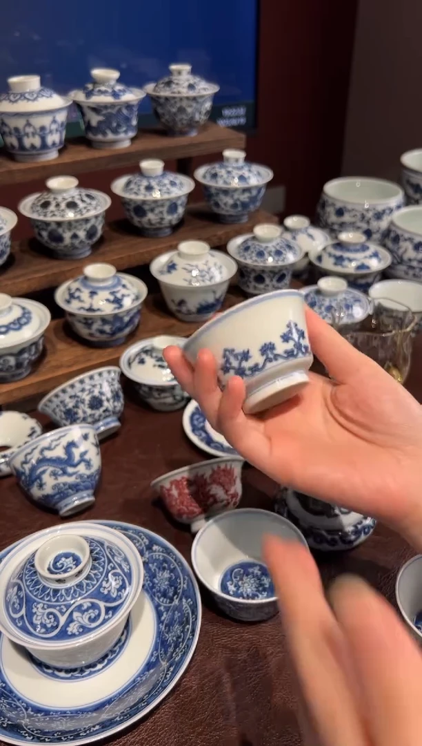 松风馆藏青花忍冬马蹄杯