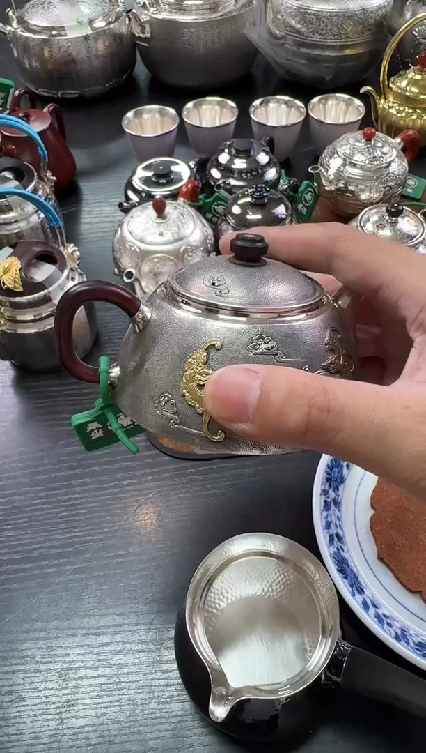 -?**?呆坐 雪花纹錾刻嵌金福在眼前 石瓢壶