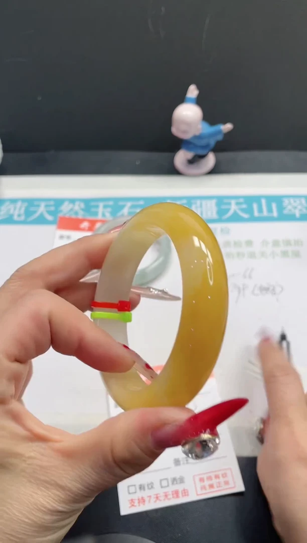 【闪购商品】石英质玉手镯未镶嵌35