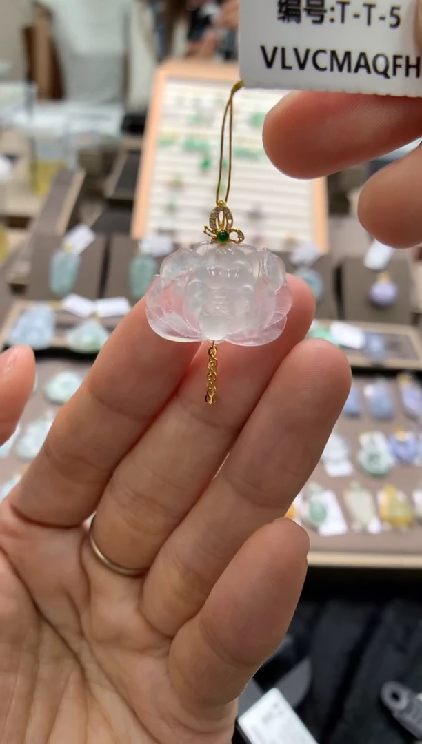 颈饰18K金镶嵌翡翠莲花