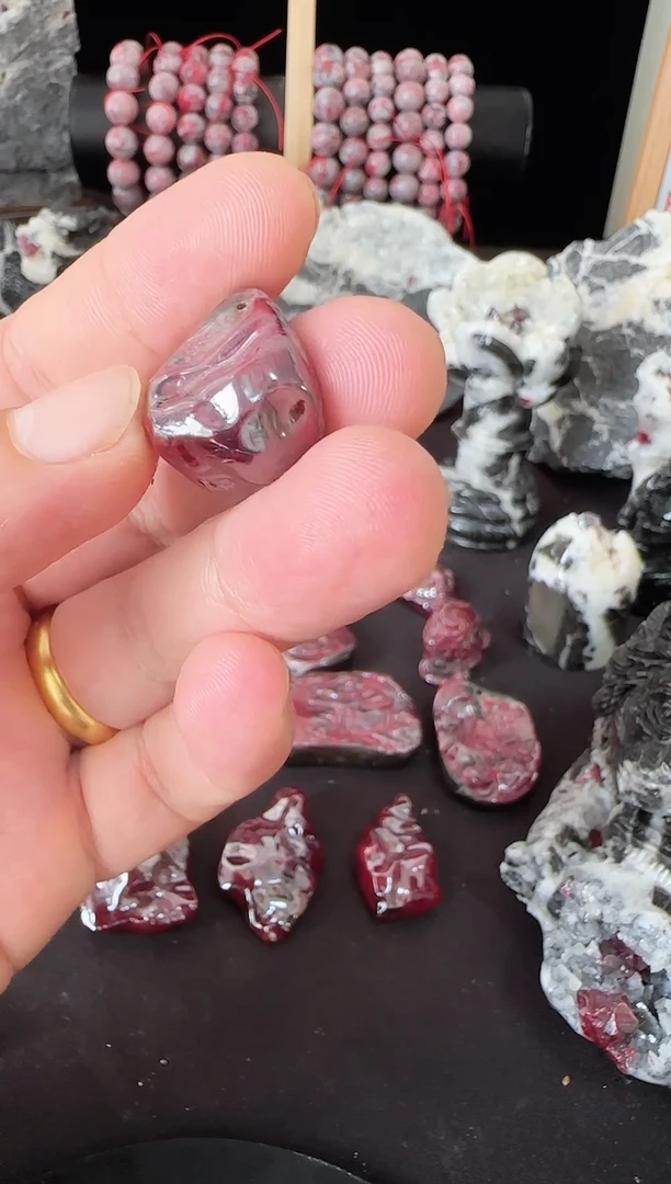 天然辰砂朱砂晶体原石随形吊坠（13.3g）