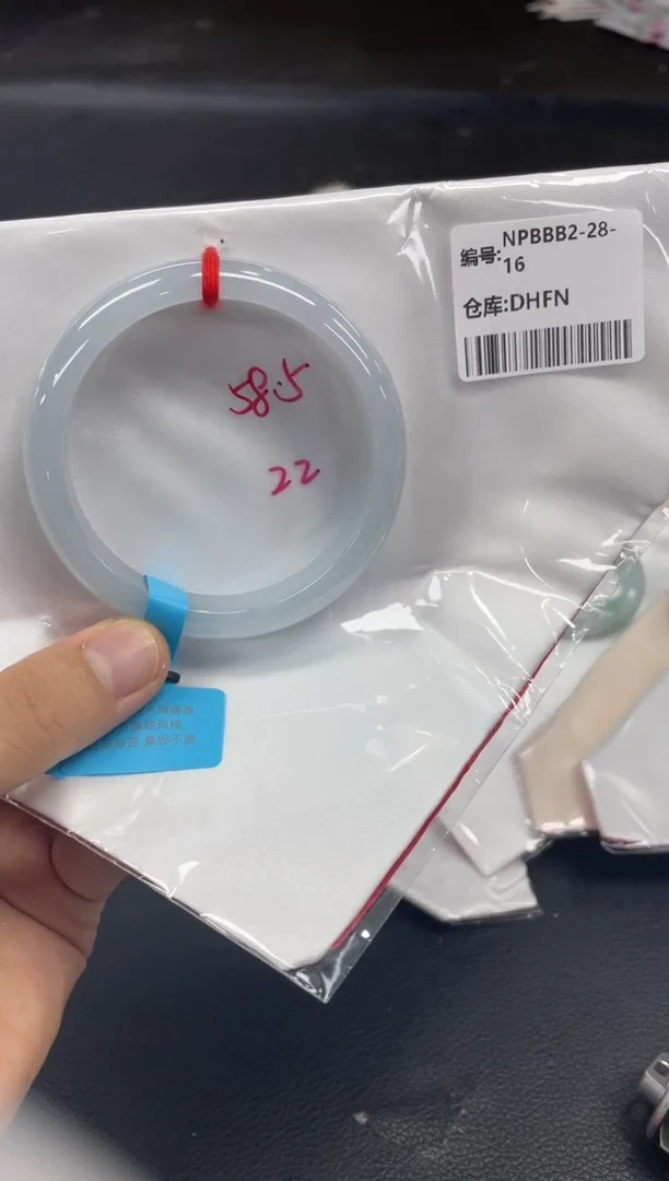 翡翠手镯未镶嵌翡翠手镯
