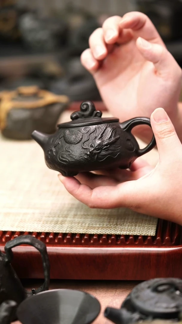 归玉堂冰碛岩重工雕刻龙石瓢壶