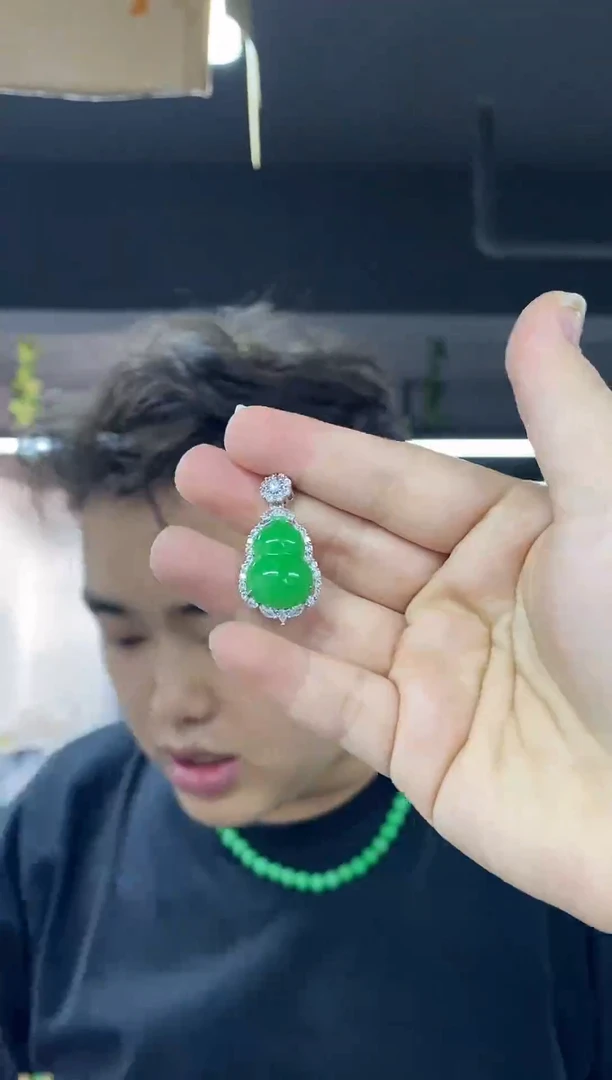 颈饰未镶嵌翡翠多样性发其一颜色微差