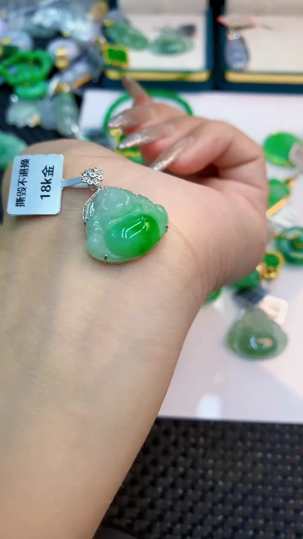 颈饰18K金镶嵌翡翠1