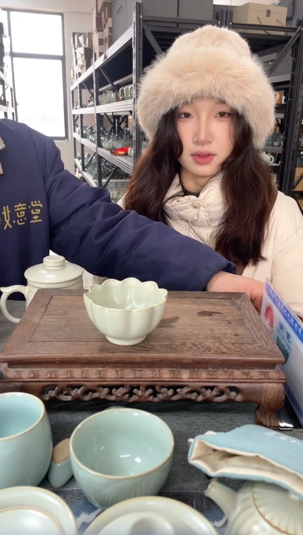 【闪购商品】瓷片微瑕月白莲花杯。。