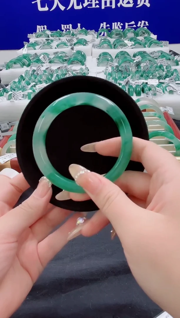 未镶嵌手镯石英质玉（非洲翠）圈口62