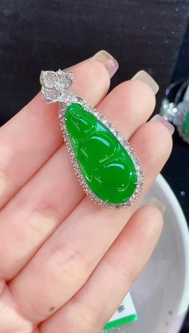 吊坠(不含链)18K金镶嵌翡翠多样性发其一