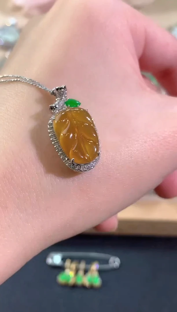 吊坠(不含链)18K金镶嵌翡翠冬日珠宝E56