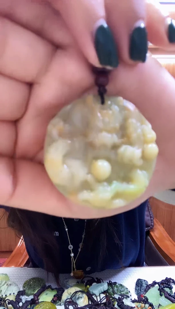 未镶嵌蛇纹石玉吊坠