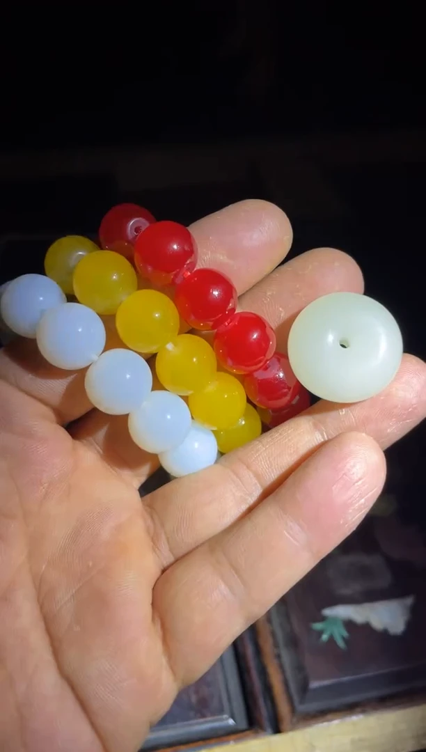 和田玉未镶嵌颈饰手串三件平安扣一起给