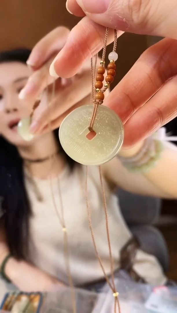 和田玉未镶嵌颈饰八卦花钱