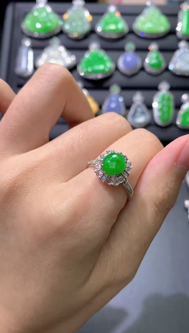 18K金镶嵌戒指翡翠蛋面