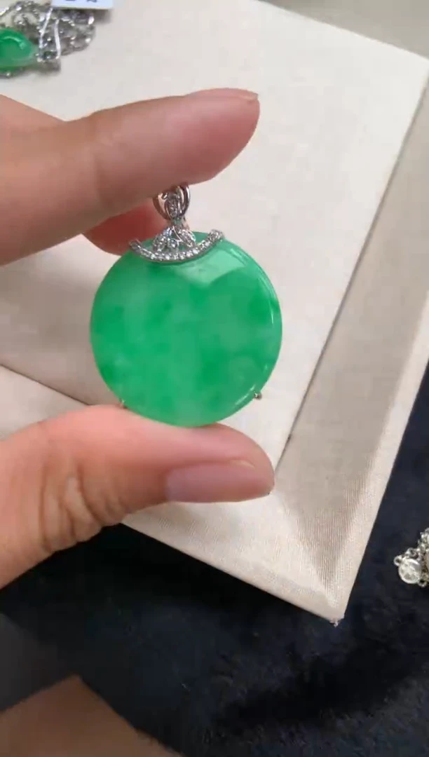 翡翠18K金镶嵌颈饰无事牌