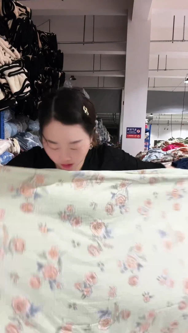 混纺主播手上展示的产品  单被套