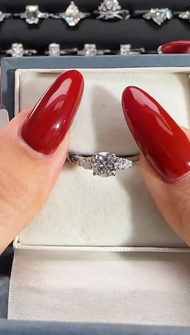 铂Pt950镶嵌实验室培育钻石改圈定制，1克拉圆形三石，定制概不退换