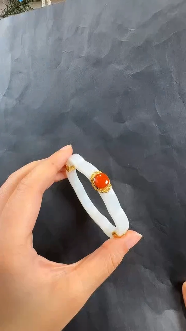 18K金镶嵌手镯和田玉手镯