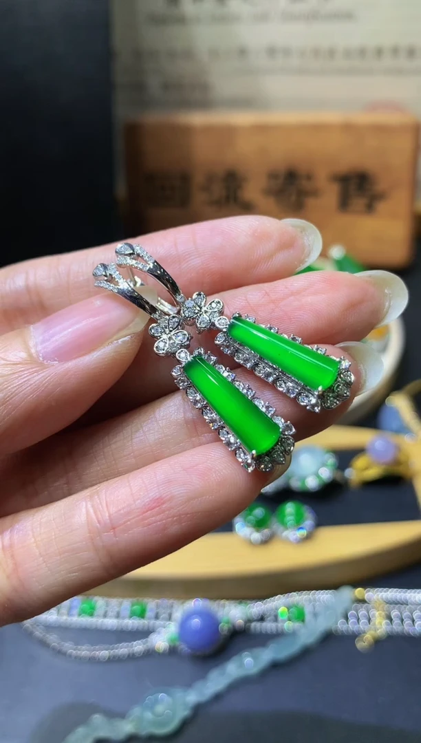 18K金镶嵌定制翡翠团购