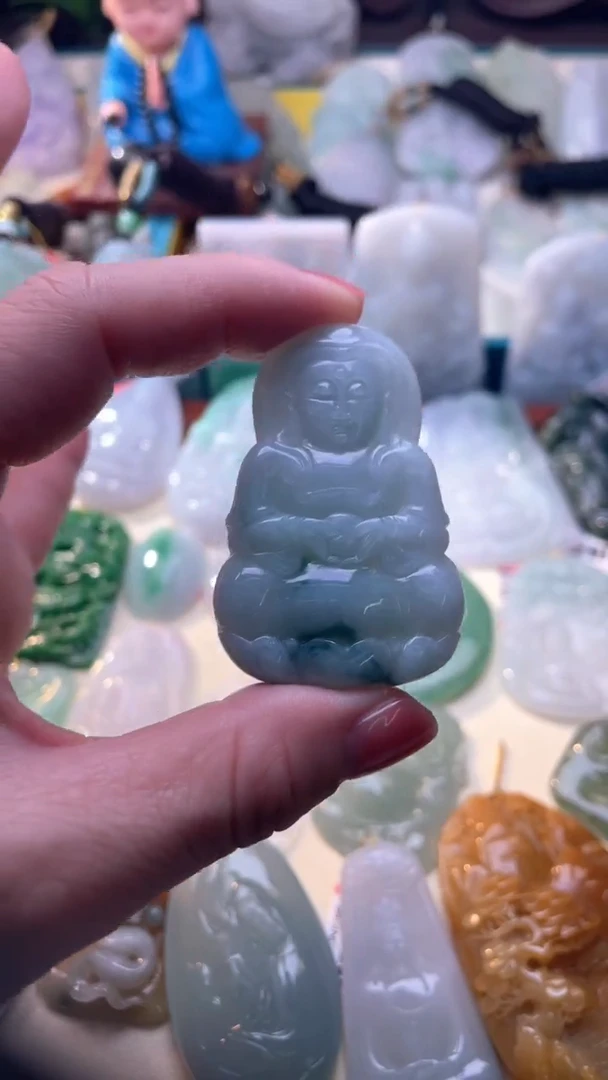 翡翠未镶嵌颈饰观音