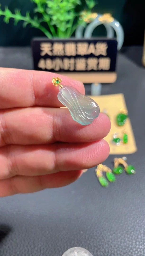 翡翠18K金镶嵌颈饰翡翠