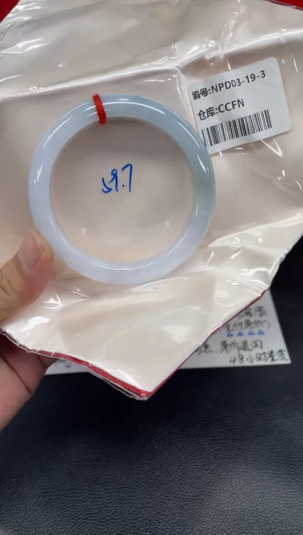翡翠手镯未镶嵌翡翠手镯