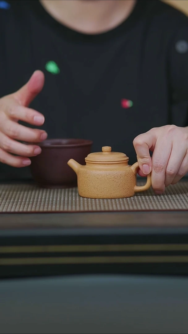 茶壶紫砂10-半手黄金段小德钟130cc