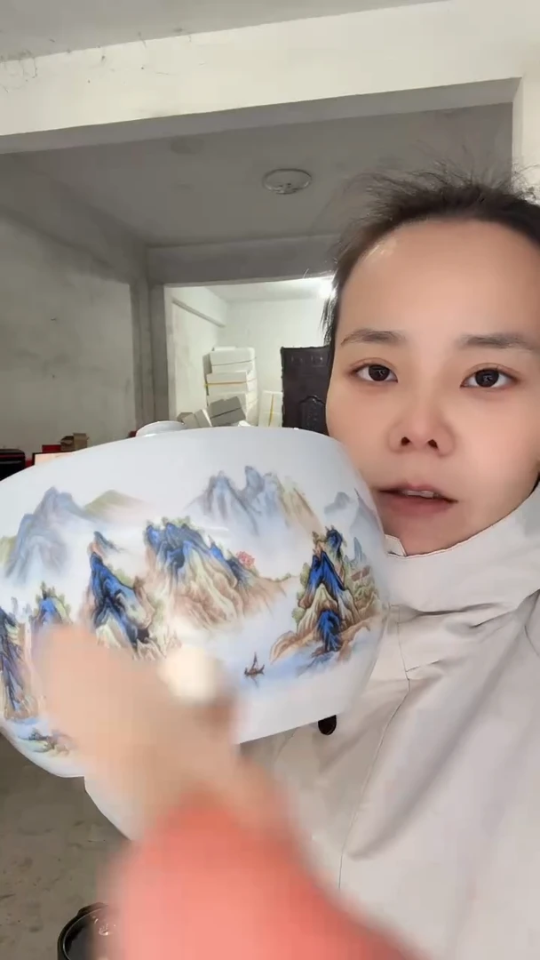 1个个装的瓷器的东西千里江山猪油罐子