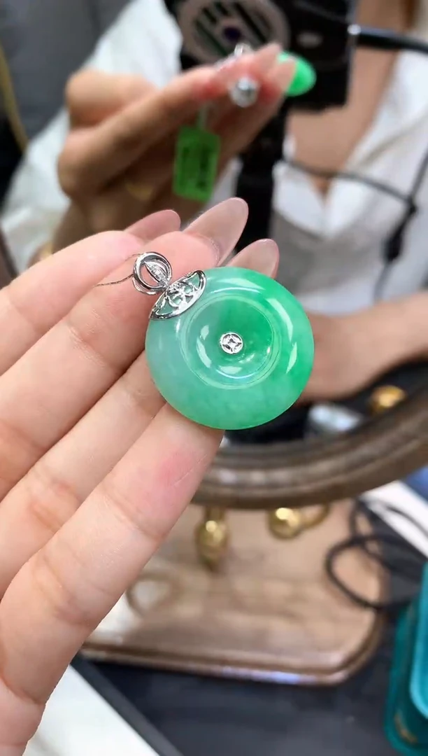 18K金镶嵌挂件翡翠扣子