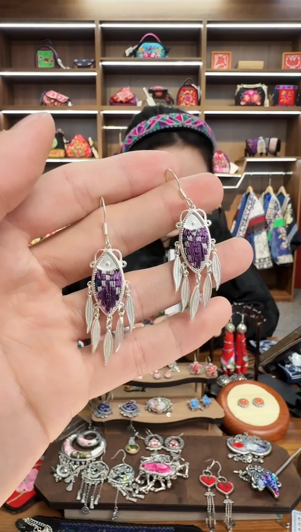 【闪购商品】织绣178蒙阿苏苗绣传承