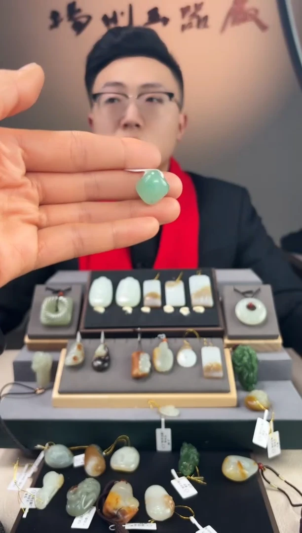 【闪购商品】石英质玉颈饰未镶嵌路路通