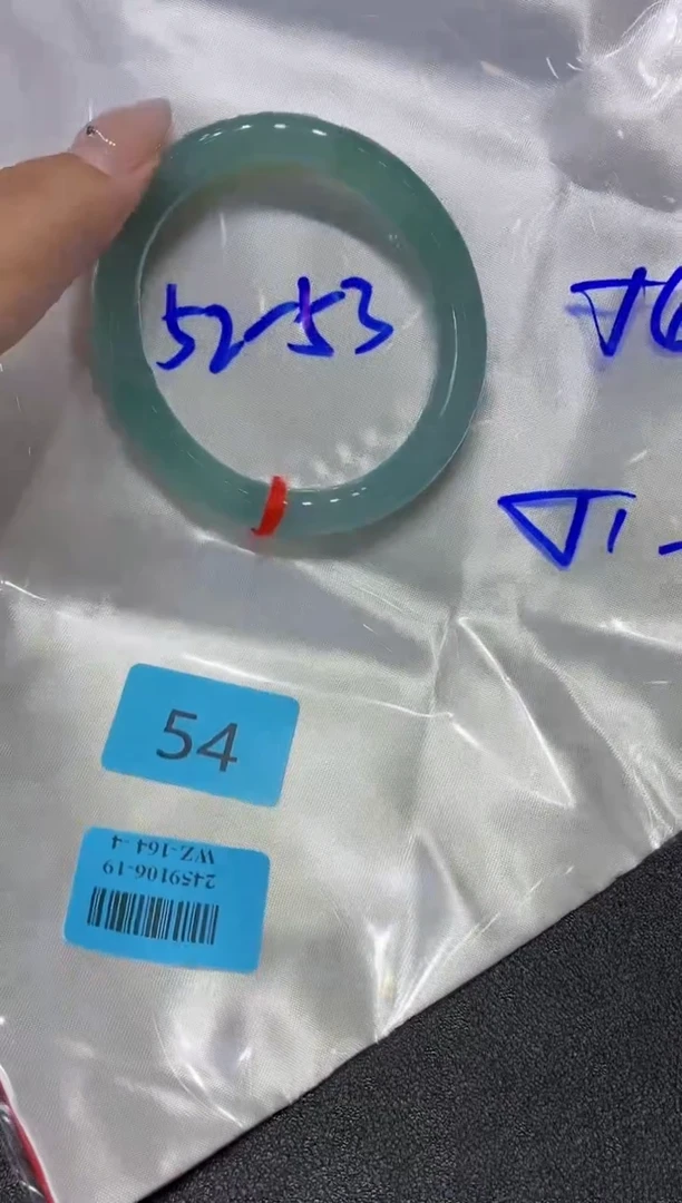 翡翠手镯未镶嵌翡翠手镯
