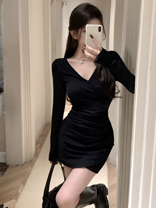 法式包臀连衣裙女款秋冬新款2025黑色v领修身性感打底内搭小短裙