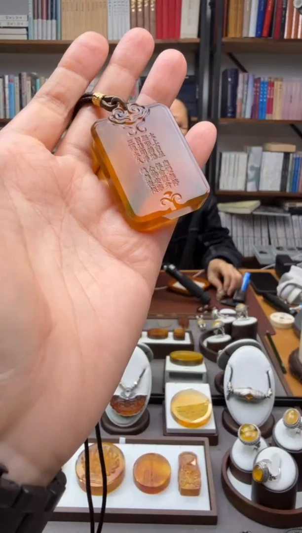 未镶嵌颈饰琥珀净心神咒吊坠