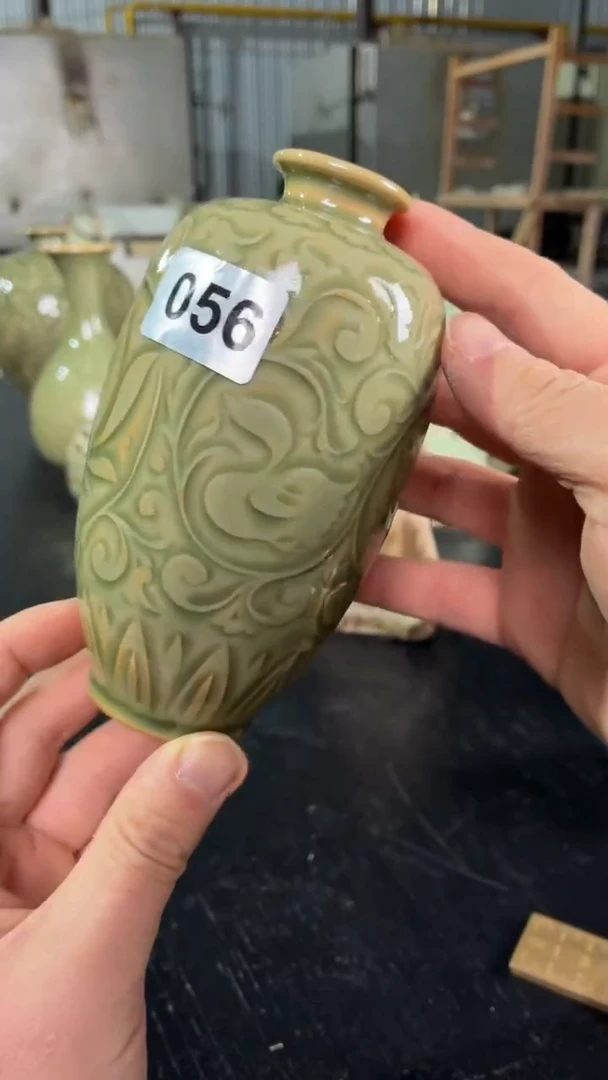 耀州窑仰山缠枝莲纹小梅瓶056
