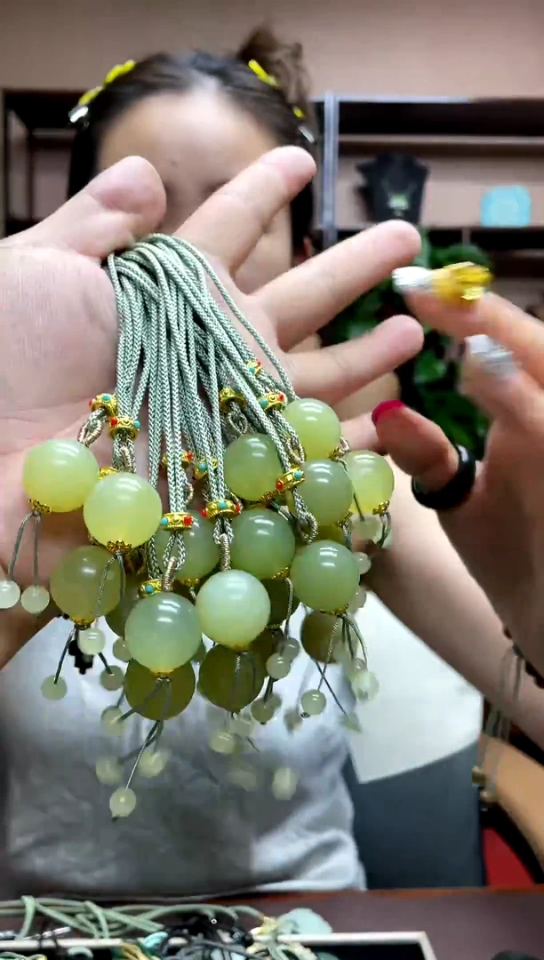 岫玉未镶嵌颈饰多样性发货发其中之一