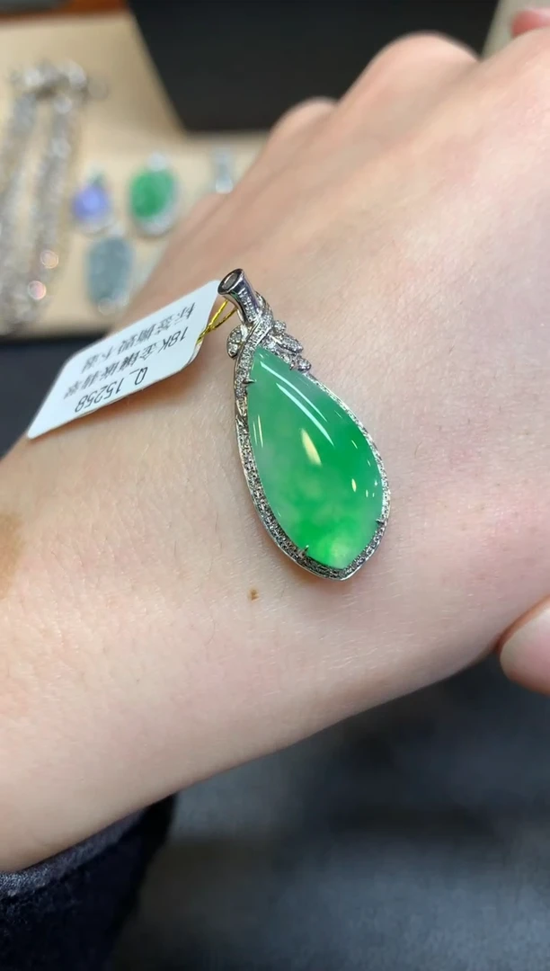 【闪购商品】翡翠颈饰18K金镶嵌福瓜【无服务费】