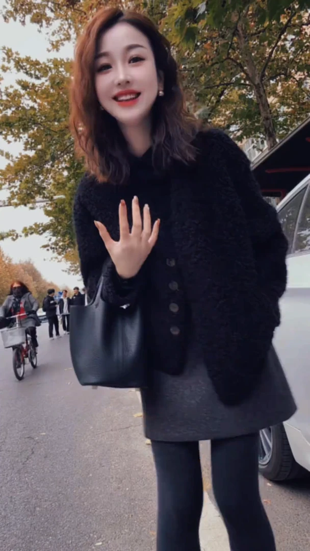 2025秋冬新款女韩系气质减龄黑色羊羔毛外套高腰显瘦a字毛呢短裙