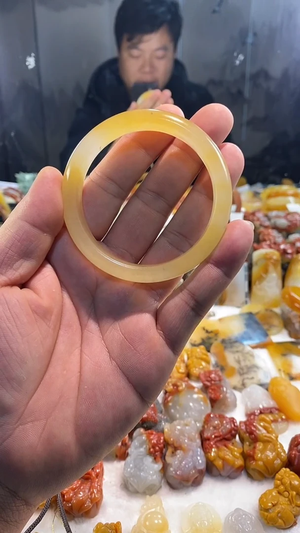 未镶嵌石英质玉手镯石英质玉手镯