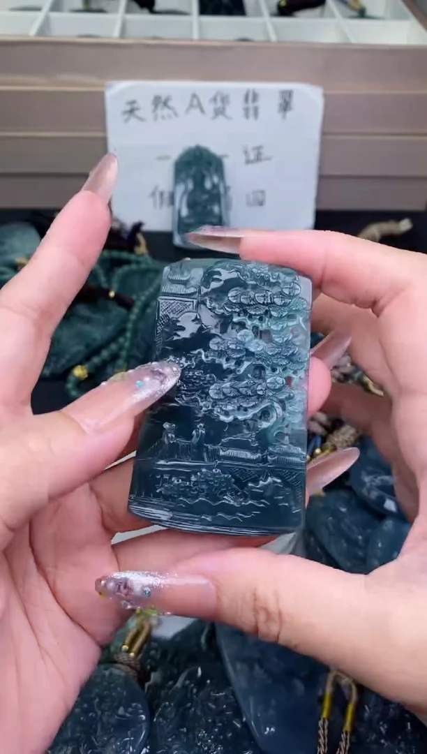 颈饰未镶嵌翡翠